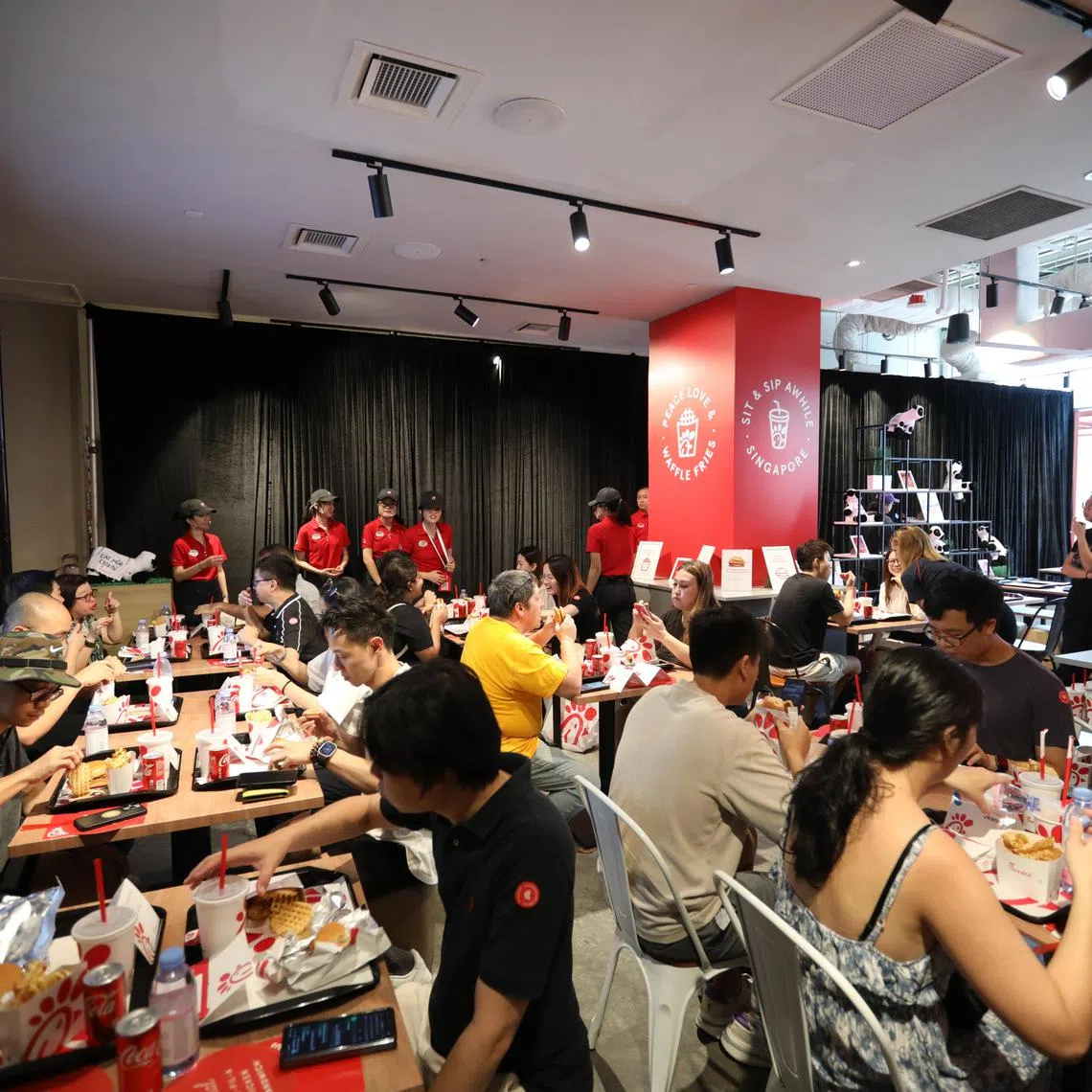 The first group of diners were seated at 11am and enjoyed a pre-ordered set meal. 