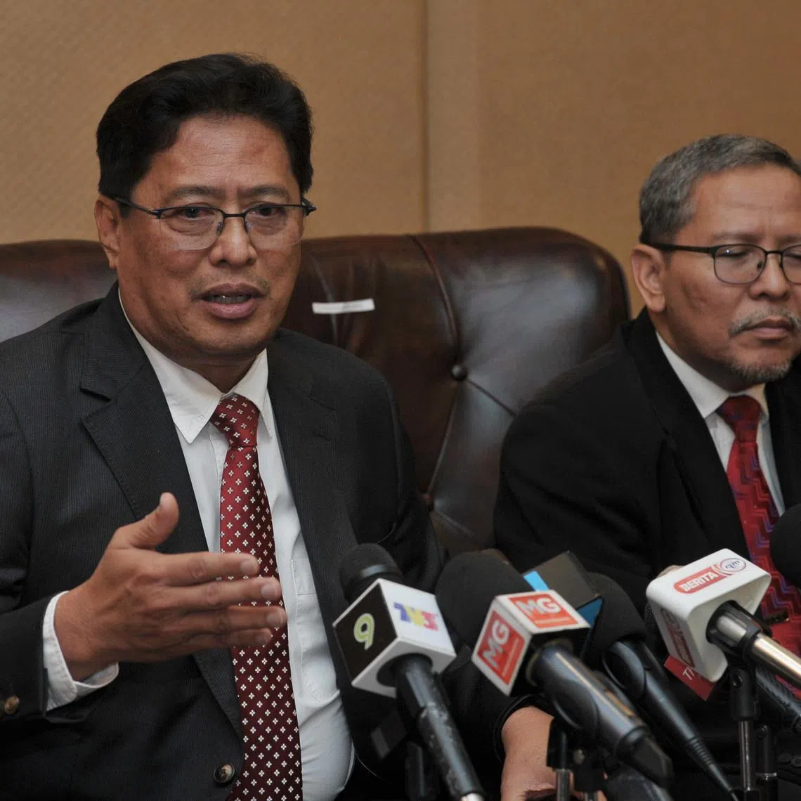 KUALA LUMPUR, 22 Feb -- Ketua Pesuruhjaya Suruhanjaya Pencegahan Rasuah Malaysia (SPRM), Tan Sri Azam Baki (kiri) ketika sidang media selepas  Majlis Konvokesyen Pegawai Integriti Bertauliah (CeIO) Kali Ke-10 di Pusat Dagangan Dunia (WTC) hari ini.

Turut hadir Pengarah Akademi Pencegahan Rasuah Malaysia (MACA) Datuk Idris Zaharudin.

--fotoBERNAMA (2024) HAK CIPTA TERPELIHARA