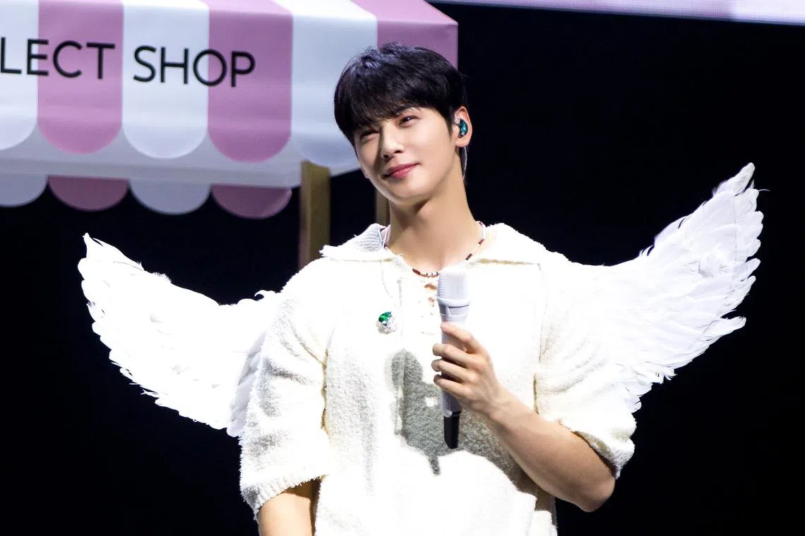 Cha, who interacted seamlessly in both English and Korean, taught how to speak Singlish, using words such as “aiyoh”, “shiok” and “wah lau eh”.