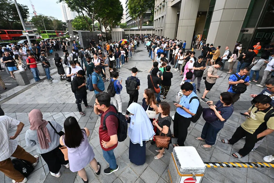 ST20240925-202429600697-Lim Yaohui-pixtrain25/

Passengers queueing for bus bridging service outside Ministry of Education building near Buona Vista MRT station at 6.39pm on Sept 25, 2024. 

Train services will not be available on the East-West Line (EWL) between Boon Lay and Queenstown MRT stations for at least the rest of the day, in both directions, said the Land Transport Authority (LTA) in a statement on Sept 25.

A power fault has caused a disruption of services on the EWL for at least five hours starting from about 9.30am on Sept 25.

(ST PHOTO: LIM YAOHUI)