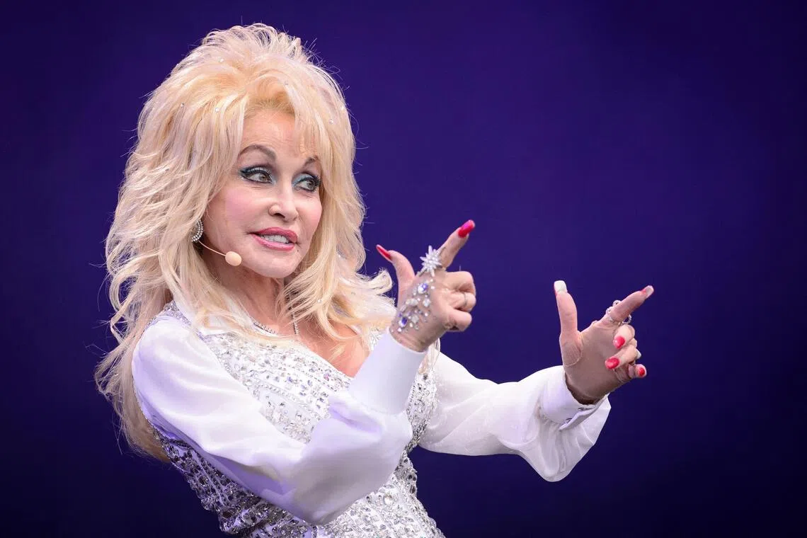 US country music singer Dolly Parton starred in the film 9 To 5 (1980) with Jane Fonda and Lily Tomlin.