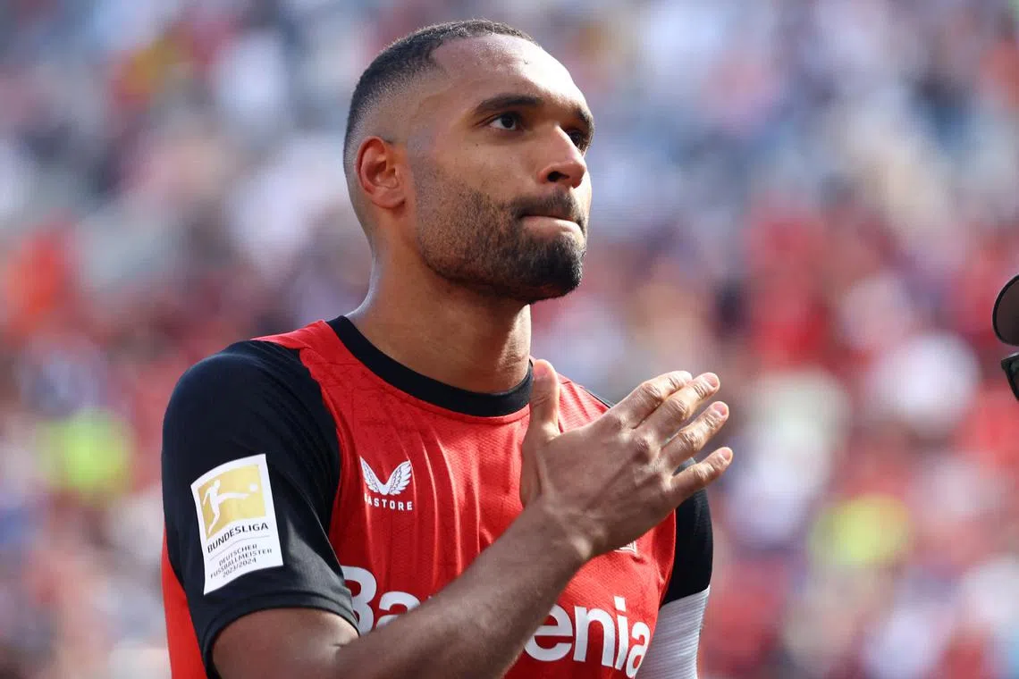 FILE PHOTO: Soccer Football - Bundesliga - Bayer Leverkusen v Borussia Dortmund - BayArena, Leverkusen, Germany - May 11, 2025 Jonathan Tah applauds fans after playing his last home game for Bayer Leverkusen REUTERS/Thilo Schmuelgen/File Photo