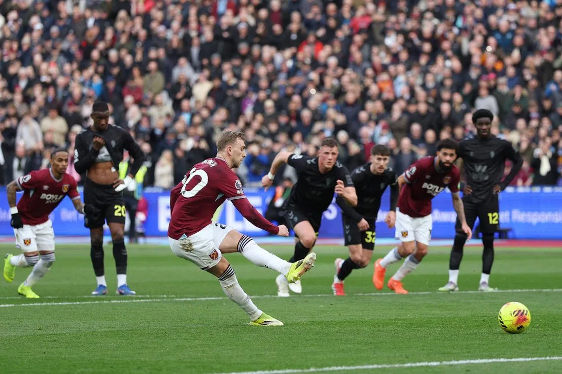 Soccer Football - Premier League - West Ham United v Sunderland - London Stadium, London, Britain - January 24, 2026  West Ham United's Jarrod Bowen scores their second goal from the penalty spot Action Images via Reuters/Paul Childs