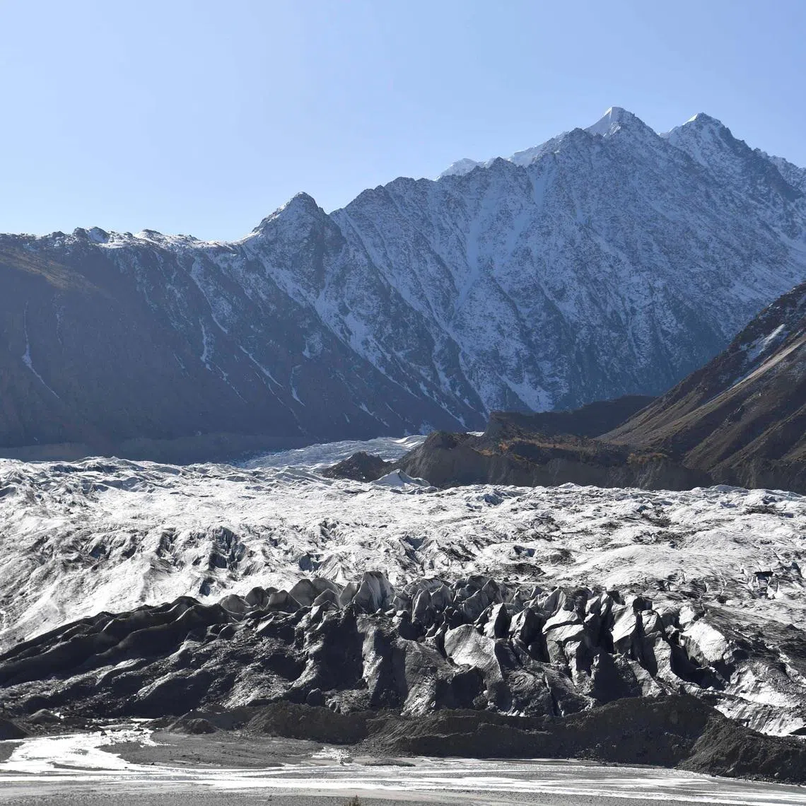 FILE PHOTO: The Chiatibo glacier in the Hindu Kush mountain range, Khyber-Pakhtunkhwa Province, Pakistan, October 16, 2019. Neil Hall/Pool via REUTERS/File Photo