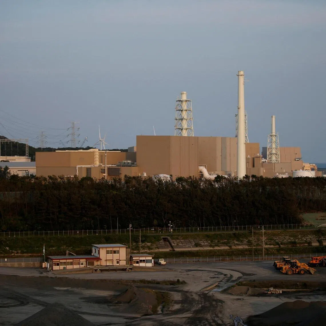 The watchdog’s move stalls Chubu’s effort to resume two reactors at its Hamaoka Nuclear Power Station.