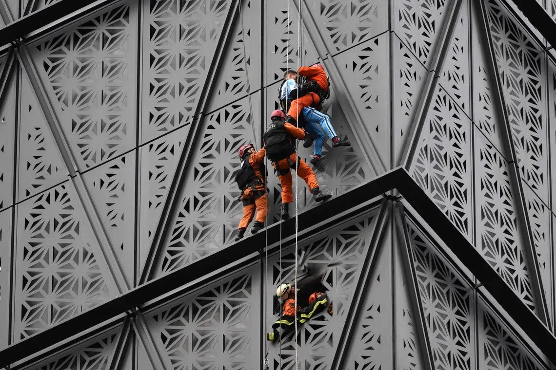 Marcin Banot (in a football jersey) was intercepted after climbing 25 floors of the Globant building.