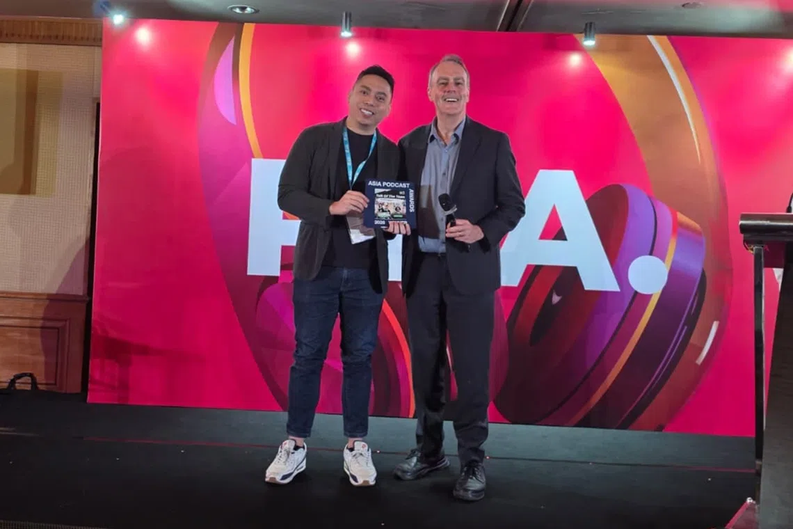 EMTM Radio’s distribution manager for digital audio Kif Tang (left) receiving the Asia Podcast Award from Mr Steve Ahern, Publisher of Radioinfo and Radiotoday, Australia.