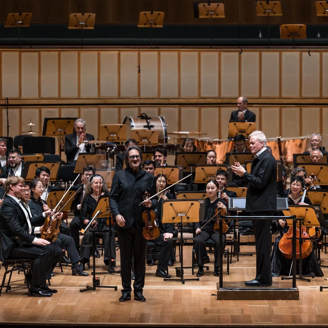 Violinist Leonidas Kavakos joined the Singapore Symphony Orchestra in the gala concert opener for 2026/2027 under the baton of new music director Hannu Lintu. 