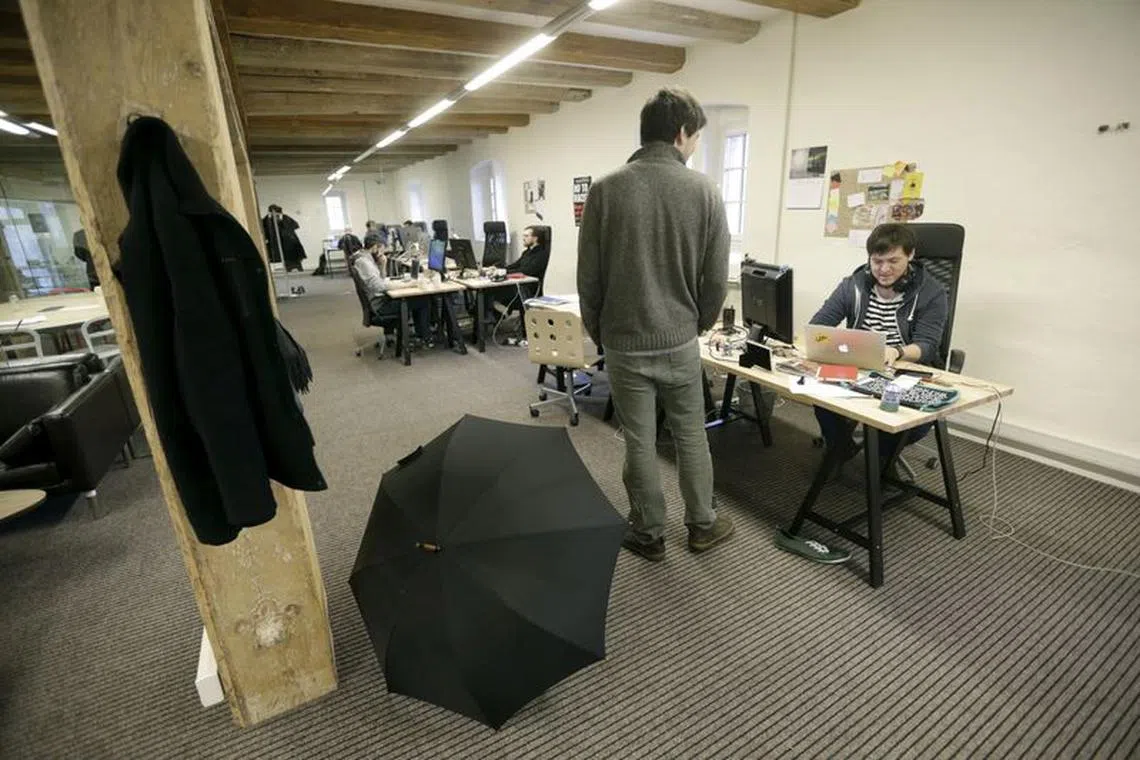 FILE PHOTO: Journalists work in the independent, Russia-focused, media start-up Meduza office in Riga March 30, 2015. REUTERS/Ints Kalnins/File Photo