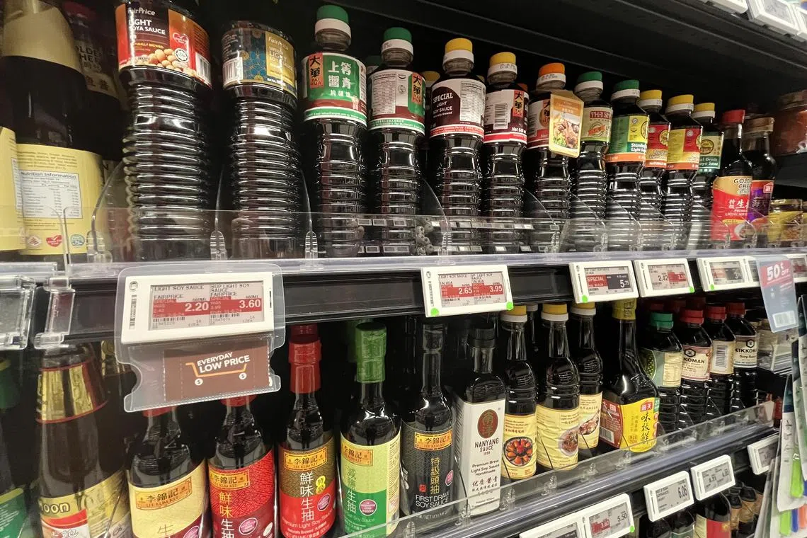 0823H Salt and sauce in supermarket / 慧祺