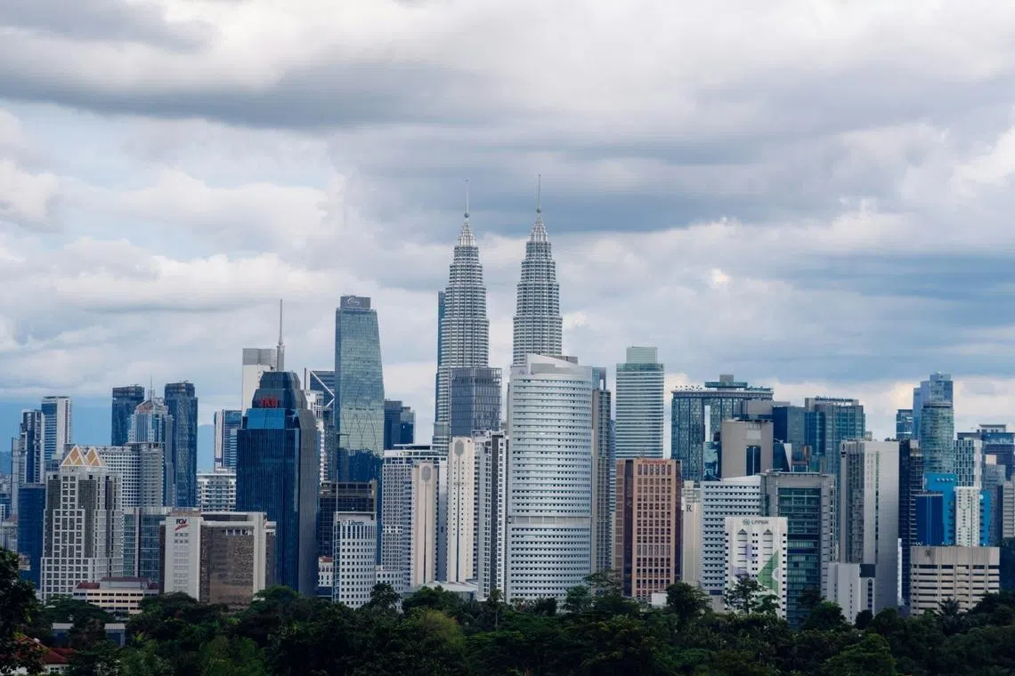 Institutions must ensure there is an adequate supply of clean drinking water and encourage students to bring their own water.