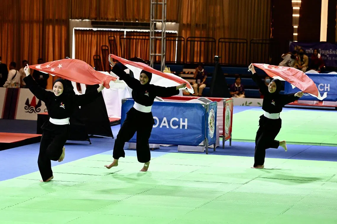 Singapore’s Women’s Artistic Team of Amirah binte Sahrin, Iffah Batrisyia binte Noh and Nur Ashikin binte Zulkifli won the republic’s Silat first gold on the 7 May 2023.