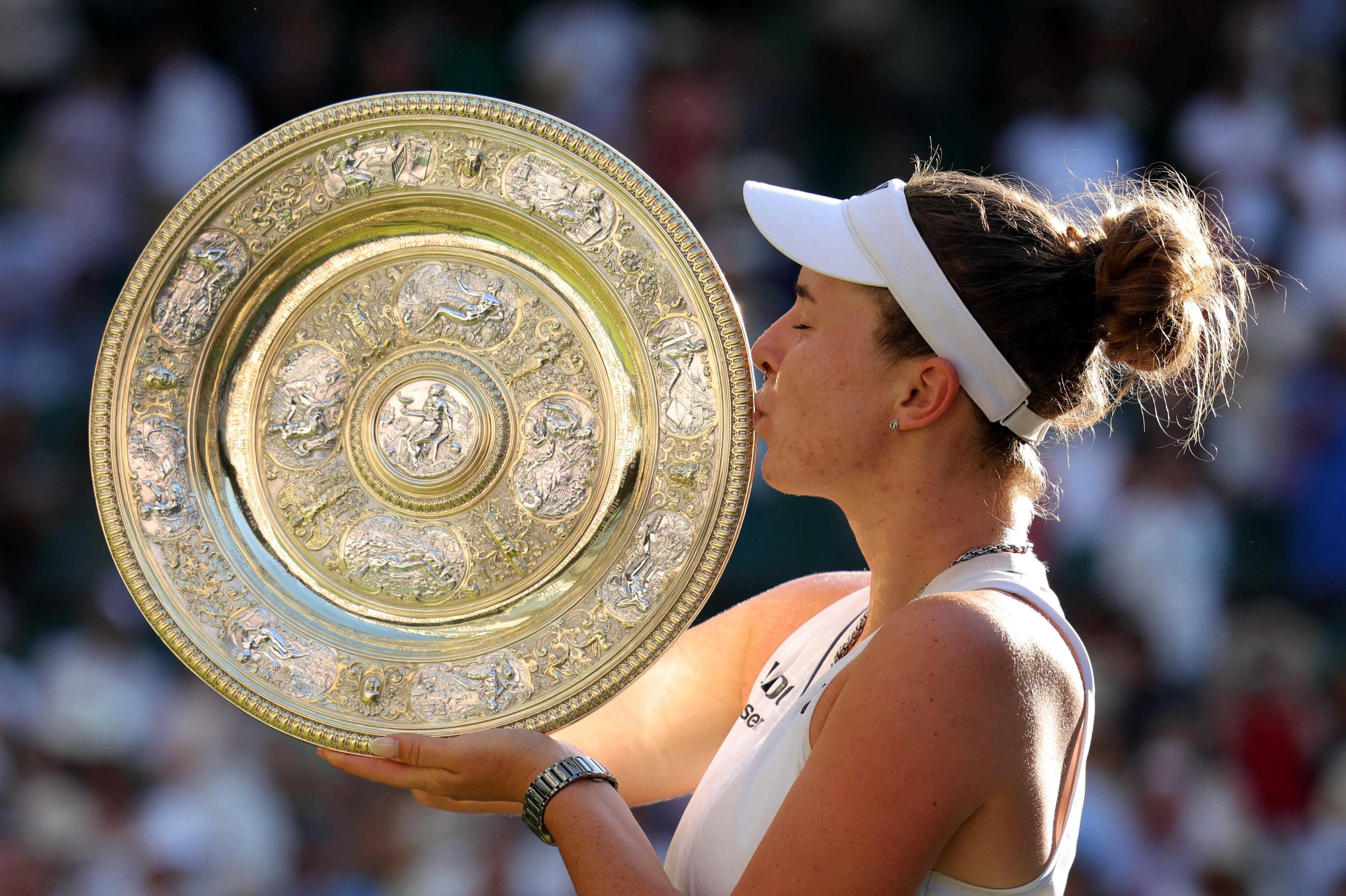 Tennis - Wimbledon - All England Lawn Tennis and Croquet Club, London, Britain - July 11, 2026
Czech Republic's Linda Noskova celebrates with the trophy after winning her final match against Czech Republic's Karolina Muchova REUTERS/Marko Djurica