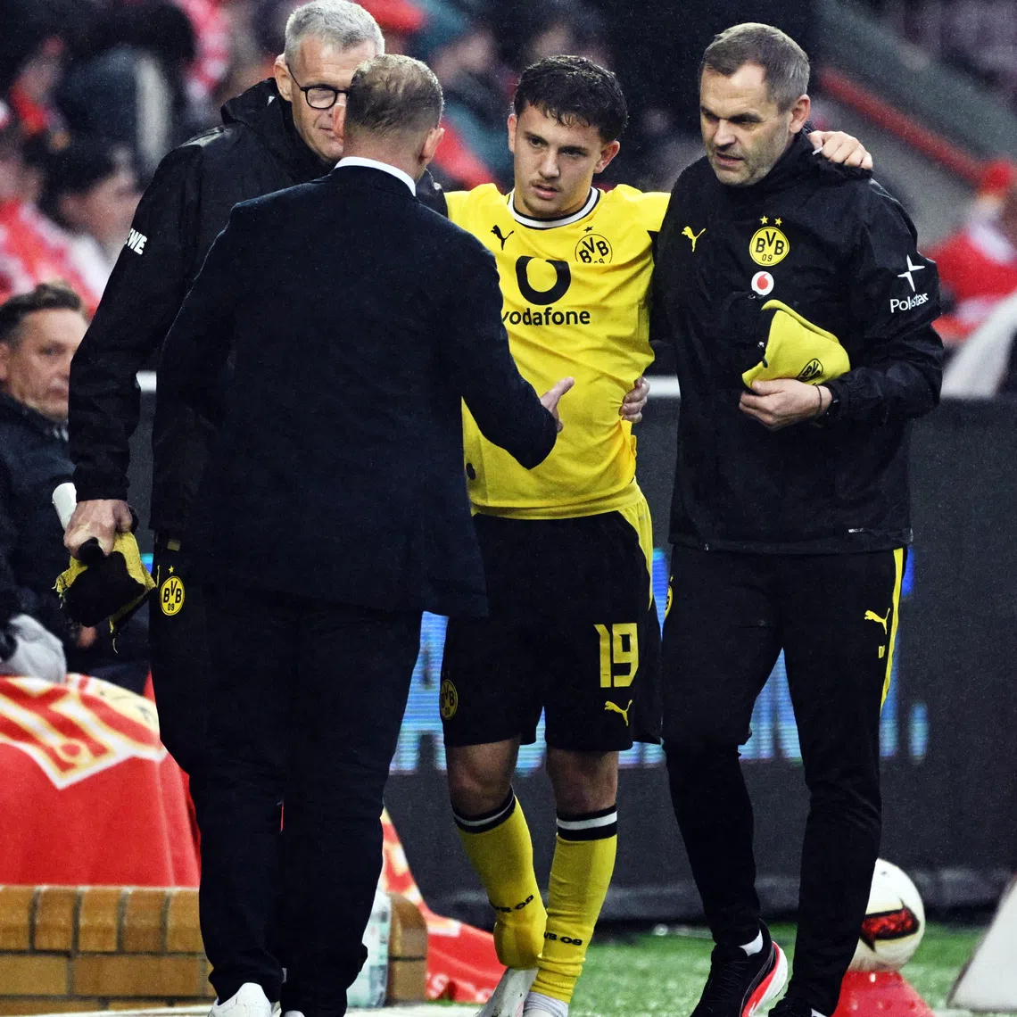 Soccer Football - Bundesliga - 1. FC Union Berlin v Borussia Dortmund - Stadion An der Alten Forsterei, Berlin, Germany - October 17, 2026 1. FC Union Berlin coach Mauro Lustrinelli consoles Borussia Dortmund's Konstantinos Karetsas as he is helped after being substituted after sustaining an injury REUTERS/Annegret Hilse