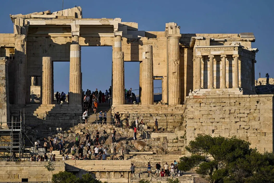 The Acropolis lacks visitor management plans, experts say.