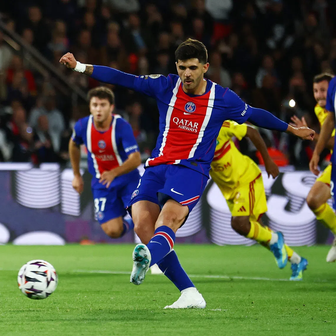Soccer Football - Ligue 1 - Paris Saint-Germain v Le Mans - Parc des Princes, Paris, France - October 10, 2026 Paris St Germain's Lucas Beraldo scores their first goal from the penalty spot REUTERS/Sarah Meyssonnier