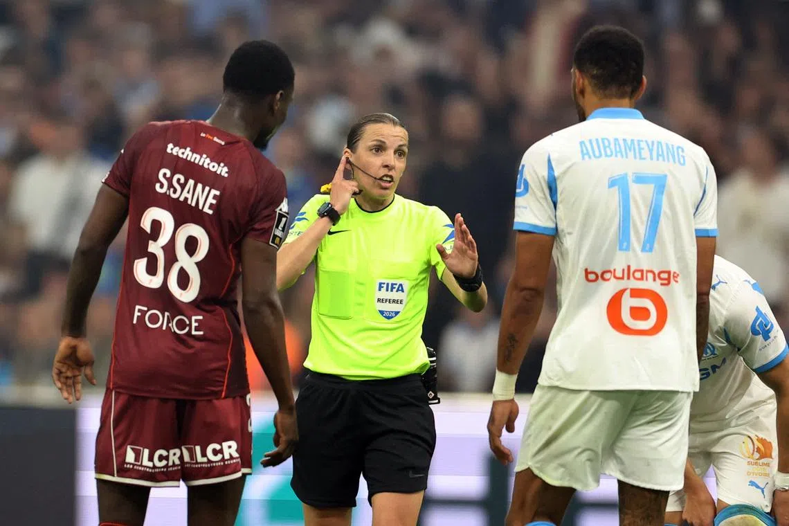 Soccer Football - Ligue 1 - Olympique de Marseille v FC Metz - Orange Velodrome, Marseille, France - April 10, 2026 Referee Stephanie Frappart talks to FC Metz's Sadibou Sane and Olympique de Marseille's Pierre-Emerick Aubameyang REUTERS/Alexandre Dimou