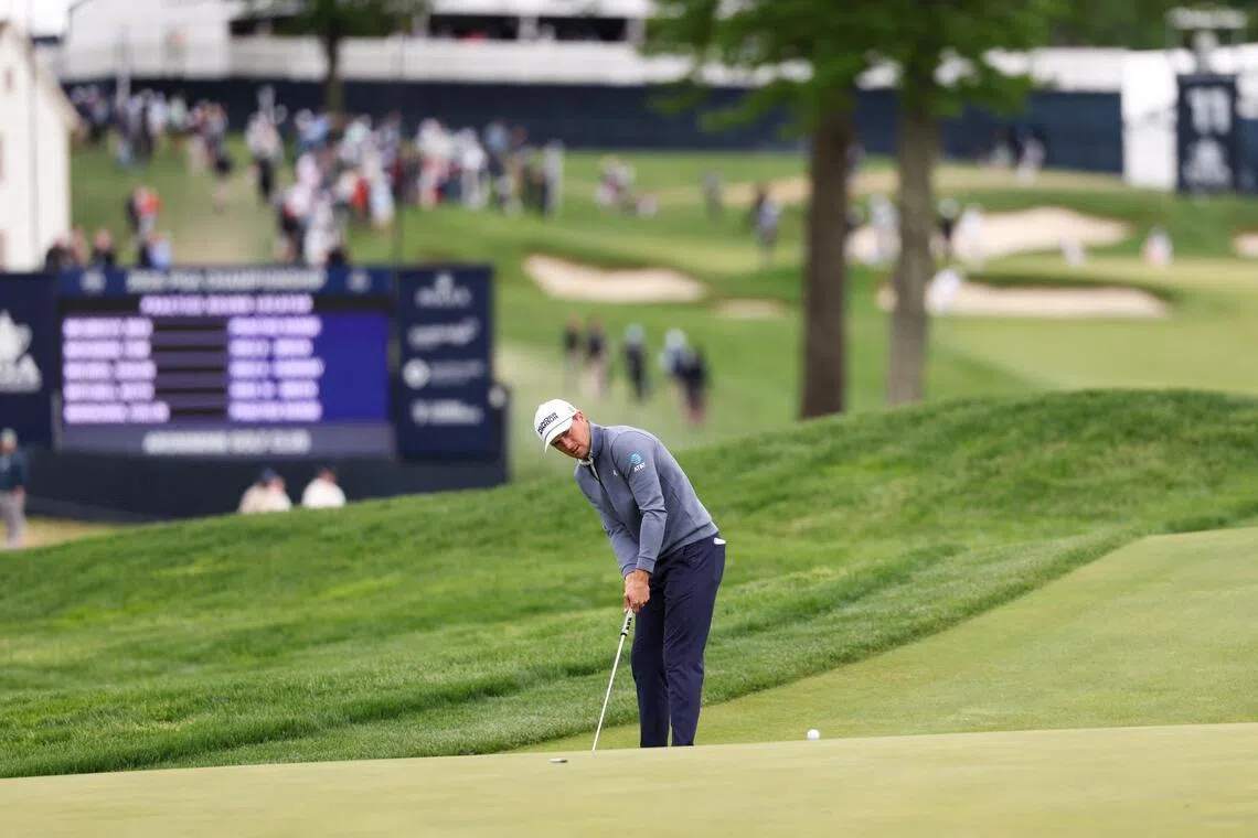 Jordan Spieth prepares putts on the the tenth green during a practice round of the PGA Championship.