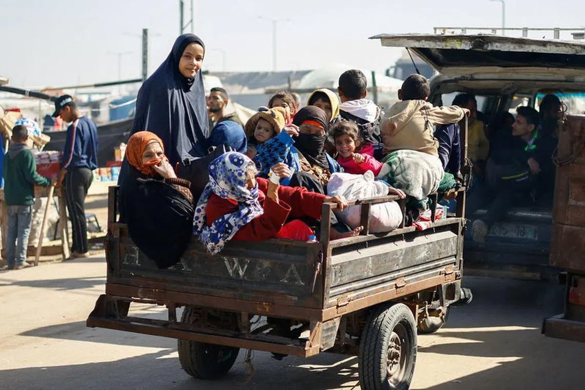 Palestinians fleeing Khan Younis, due to the Israeli ground operation, amid the ongoing conflict between Israel and the Palestinian Islamist group Hamas, arrive in Rafah in the southern Gaza Strip, January 22, 2024. REUTERS/Ibraheem Abu Mustafa