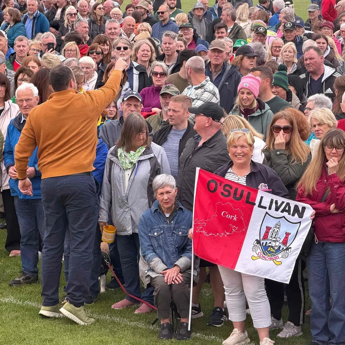 Nearly 2,000 members of the O’Sullivan clan descended on Ireland’s south-western town of Castletonbere to set a world record.
