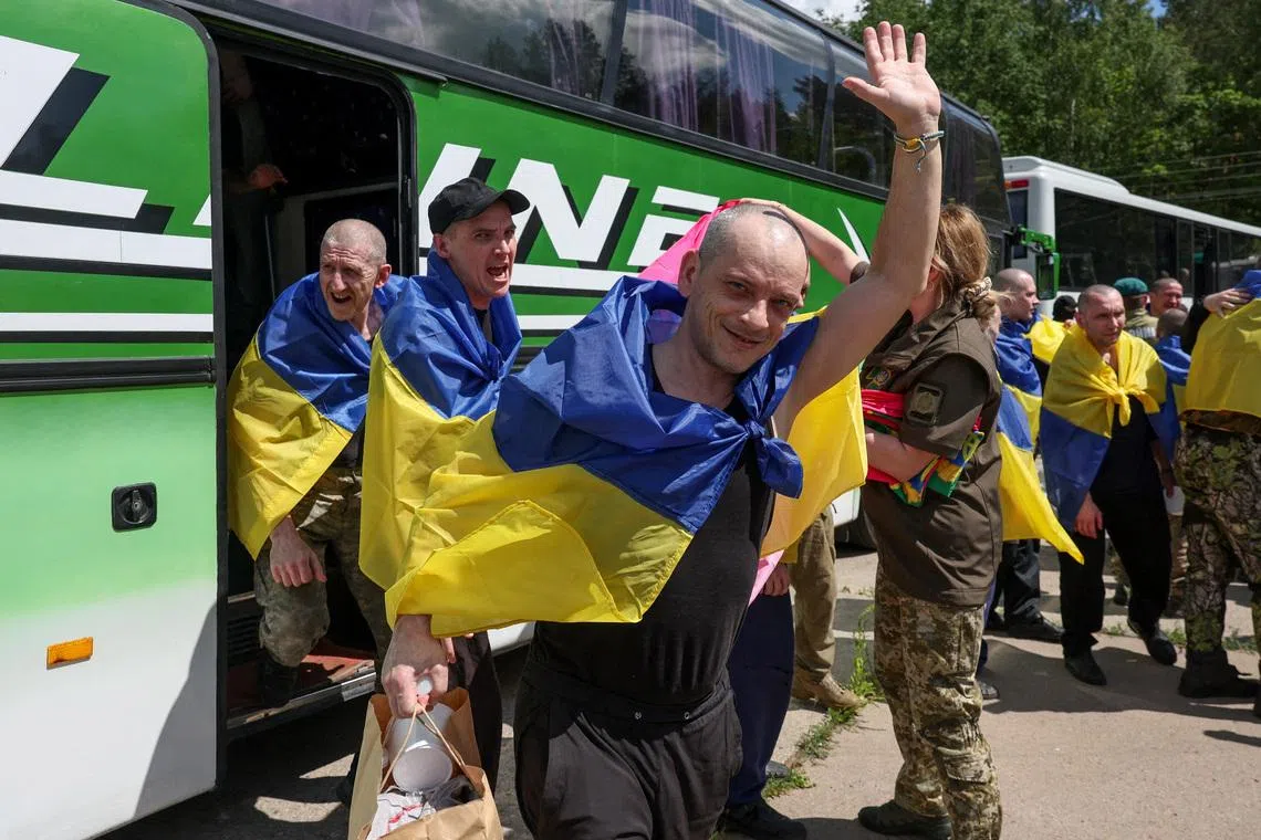Ukrainian prisoners of war (POWs) exit a bus after a swap, amid Russia's attack on Ukraine, at an undisclosed location in Ukraine, June 5, 2026. REUTERS/Alina Smutko     TPX IMAGES OF THE DAY