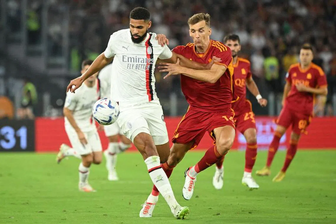 Soccer Football - Serie A - AS Roma v AC Milan - Stadio Olimpico, Rome, Italy - September 1, 2023 AC Milan's Ruben Loftus-Cheek in action with AS Roma's Diego Llorente REUTERS/Alberto Lingria/File Photo