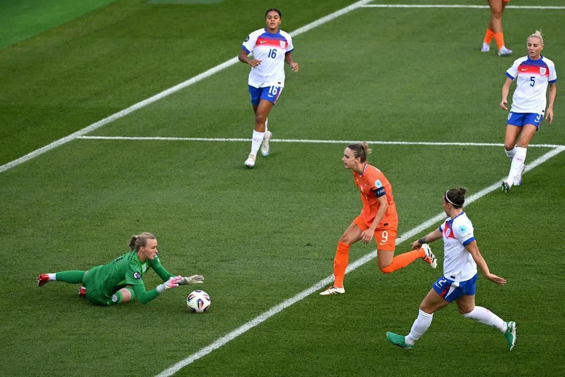Soccer Football - UEFA Women's Euro 2025 - Group D - England v Netherlands - Stadion Letzigrund, Zurich, Switzerland - July 9, 2025 England's Hannah Hampton in action with Netherlands' Vivianne Miedema REUTERS/Annegret Hilse