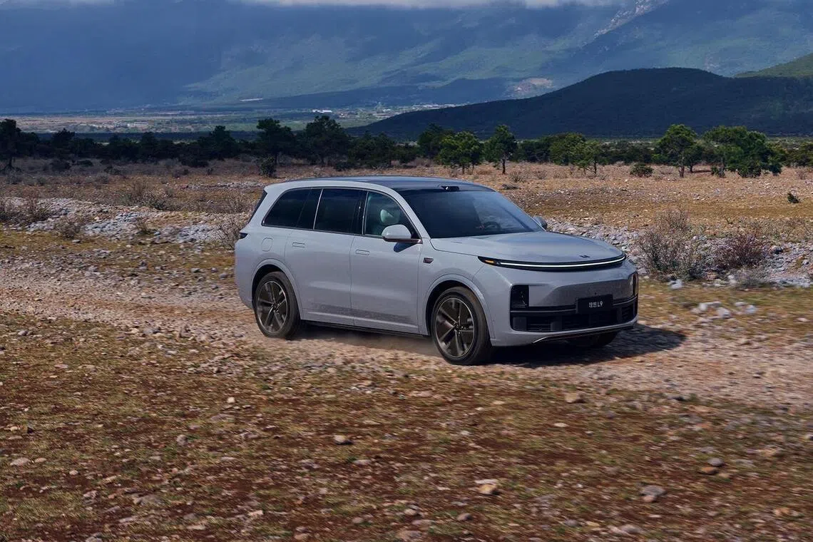 The Li L9 has a small generator to charge the batteries, enabling the extended range EV to travel 1,370km before it needs to be plugged into a wall charger.