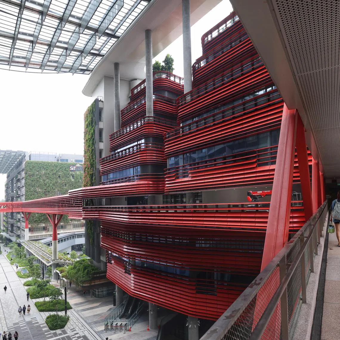 CMG20250514-TayYM01/郑一鸣/胡洁梅/访写: SIT fully operational from Punggol (给存稿, 配合 本周未开始的校内庆祝活动)[SIT Punggol (Campus Heart) Block W1 Level 1, 11 New Punggol Road] 
Pose shoot of student and teacher discussion. 
most of the places are still on going renovation for the upcoming official school opening ceremony