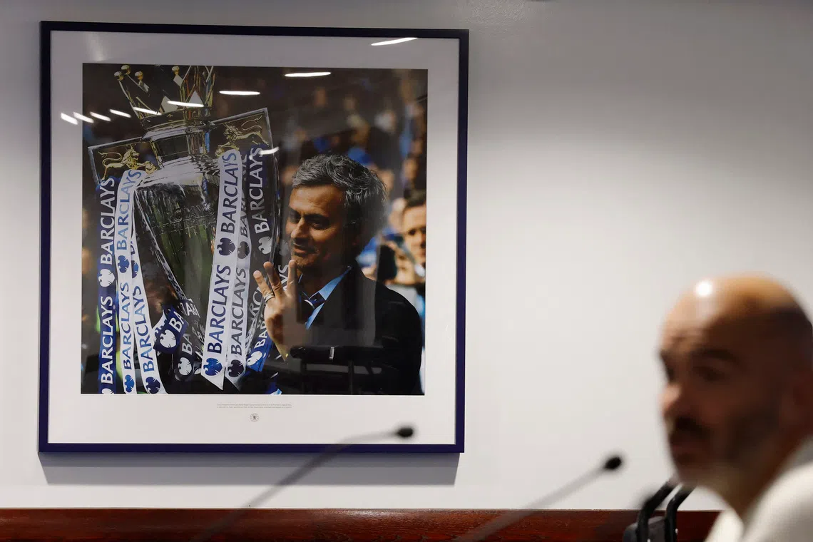 Soccer Football - UEFA Champions League - Chelsea Press Conference - Stamford Bridge, London, Britain - September 29, 2025 Chelsea manager Enzo Maresca during the press conference as a picture of Jose Mourinho is seen on the wall holding a Premier League trophy Action Images via Reuters/Andrew Couldridge