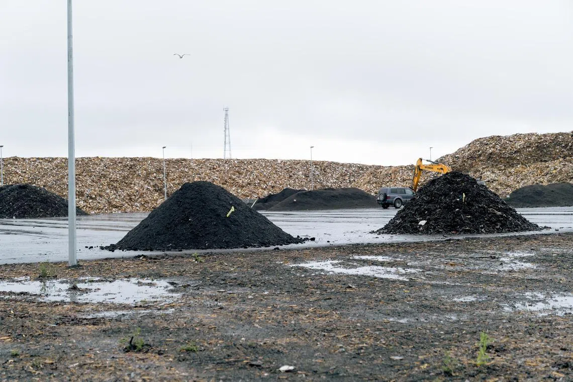 ezrecycle14 - The Alfsnes landfill is Iceland’s largest being 25 hectares. The landfill now only accepts unrecyclable waste such as asbestos and is mainly used for methane absorption from its emissions. 


Photo: Kevia Tan