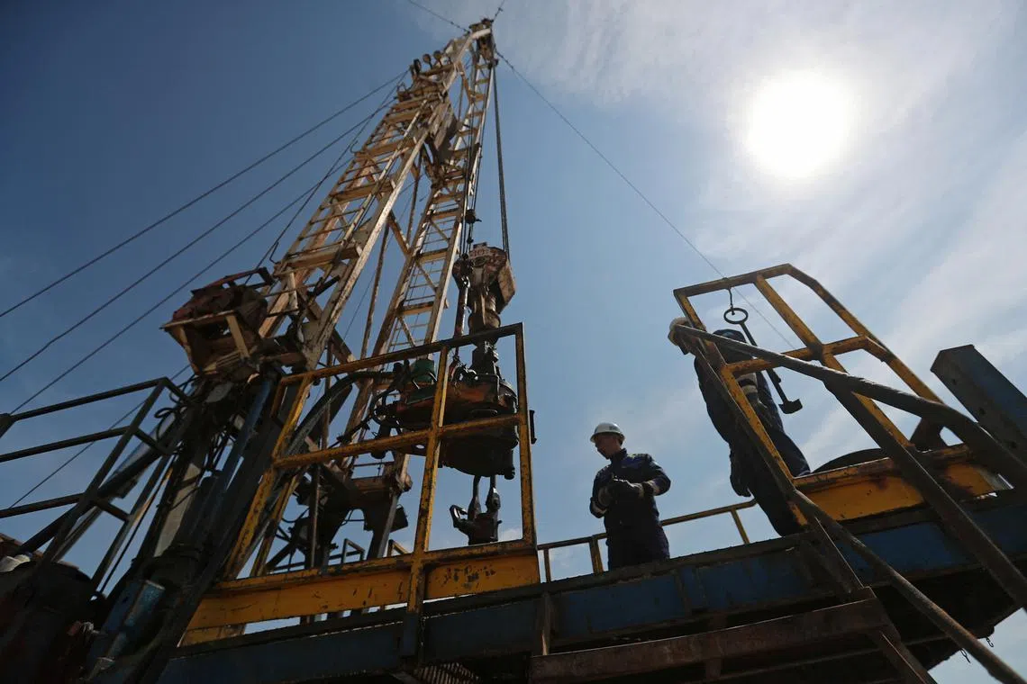 Employees operate a drilling rig at the Airankol oil field operated by Caspiy Neft in the Atyrau Region, Kazakhstan August 22, 2024. REUTERS/Pavel Mikheyev/File Photo