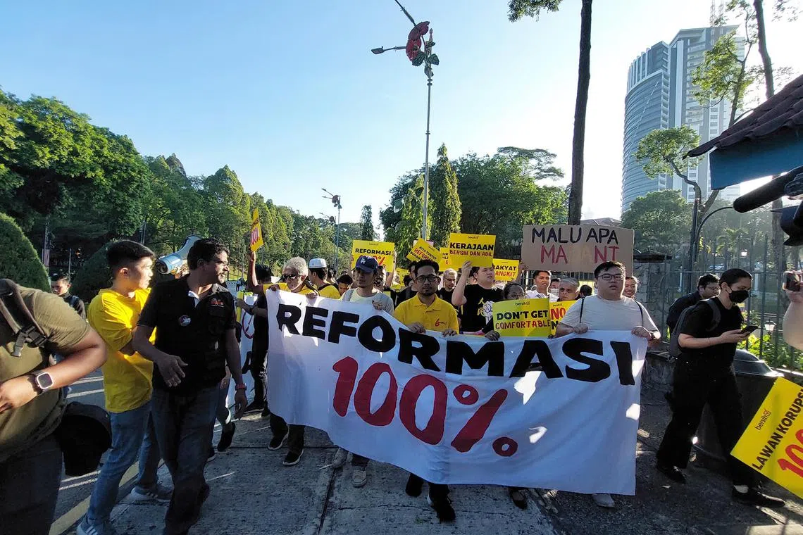 azbersih - Around 120 Malaysians led by electoral watchdog Bersih marched to Parliament, demanding reforms.

pic credit: Azril Annuar
load into st foreign folder
