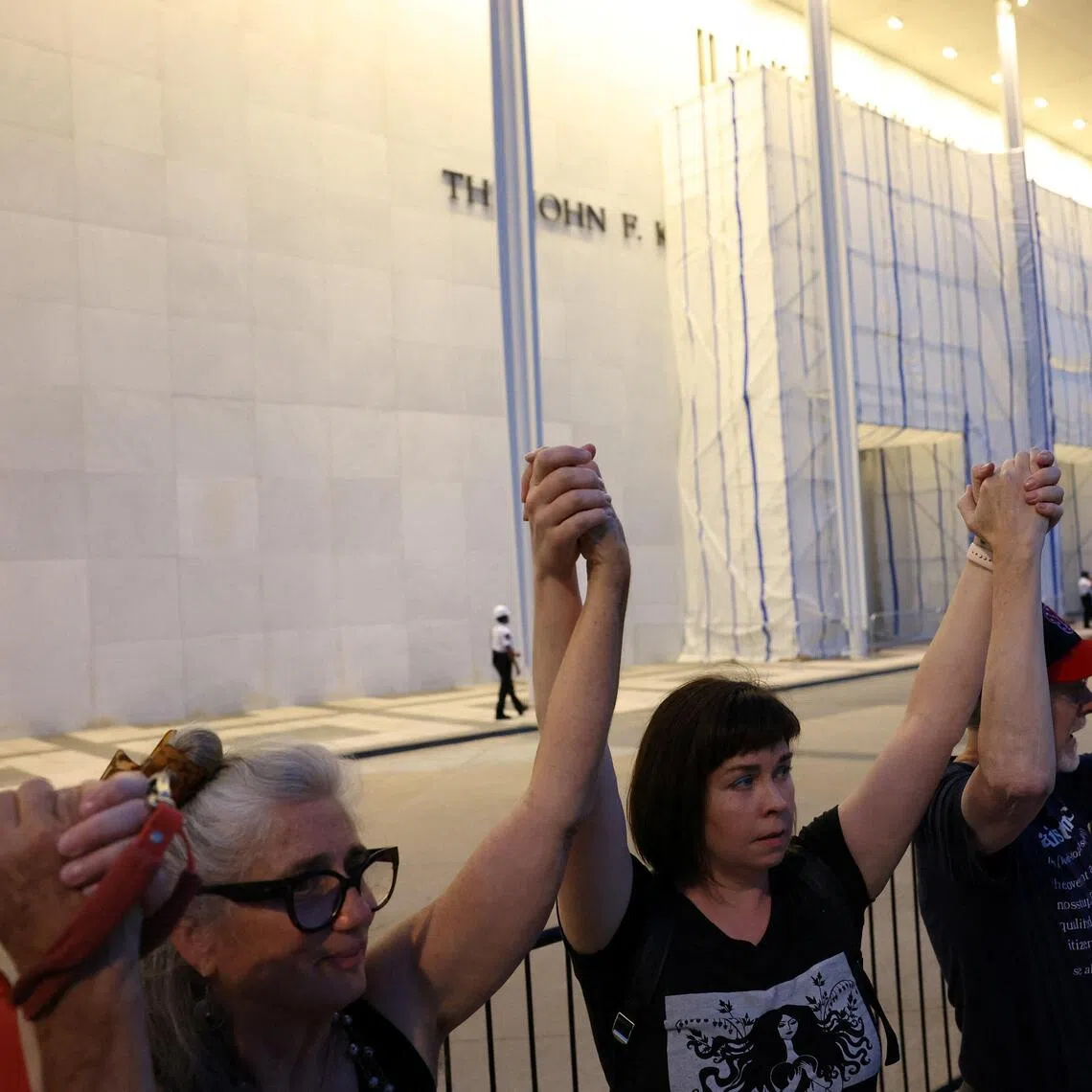 Protesters formed a human chain on Sept 18 around the Kennedy Center.