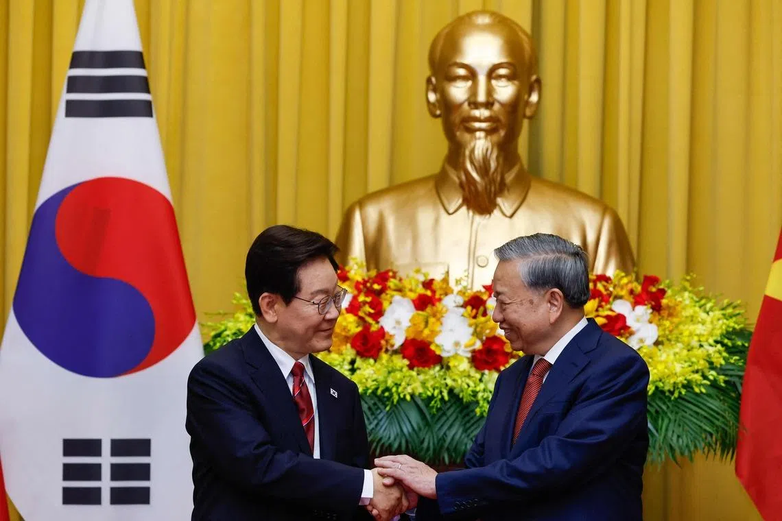 Vietnam's President To Lam (right) and South Korean President Lee Jae Myung at the Presidential Palace in Hanoi, on April 22.