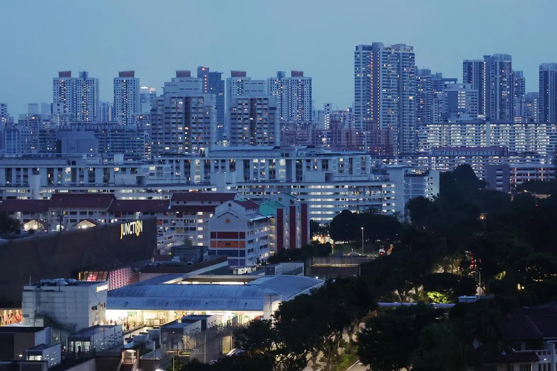 ST20250812_202564000856/pixgenerics/Brian Teo/Generic of HDB flats in Bishan on Aug 10 2025. Can be used for stories on HDB, resale housing, housing market, property prices, property cooling measures, electricity tariff rates, power usage, utilities, u-save rebates. ST PHOTO: BRIAN TEO 
