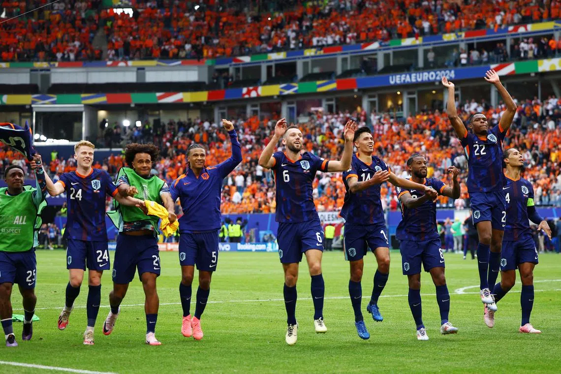 Soccer Football - Euro 2024 - Group D - Poland v Netherlands - Hamburg Volksparkstadion, Hamburg, Germany - June 16, 2024 Netherlands players celebrate after the match REUTERS/Kacper Pempel