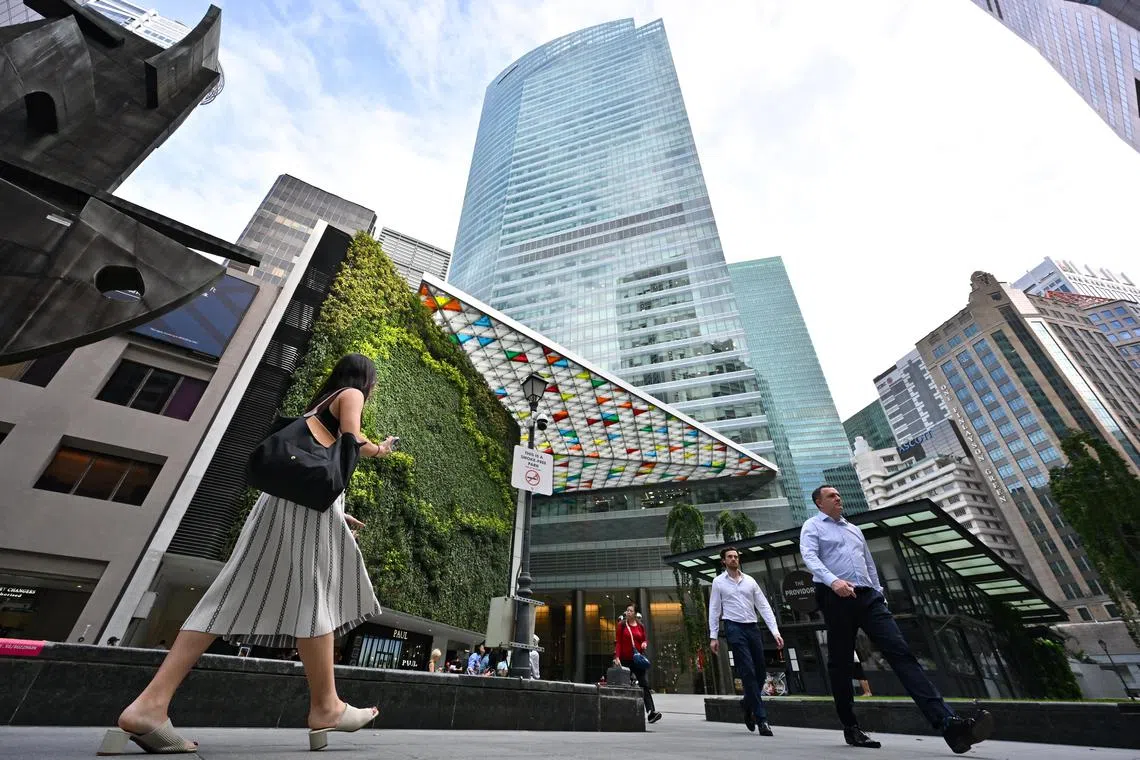 ST20240214-202499523387-Lim Yaohui-pixgeneric/
Office workers walking at Raffles Place Park within the heart of Singapore's financial centre in the CBD area on Feb 14, 2024.
Can be used for stories on PMET, money, population, property, land, commercial, office, invest, budget, income, bank, finance, financial, CBD, URA, population, economy, and development.
(ST PHOTO: LIM YAOHUI)