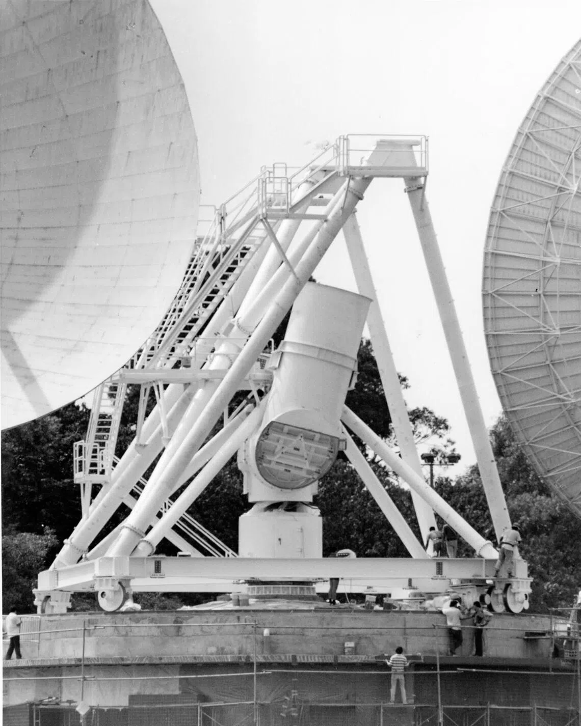 People around the Bukit Timah Satellite Earth Station in 1993. 