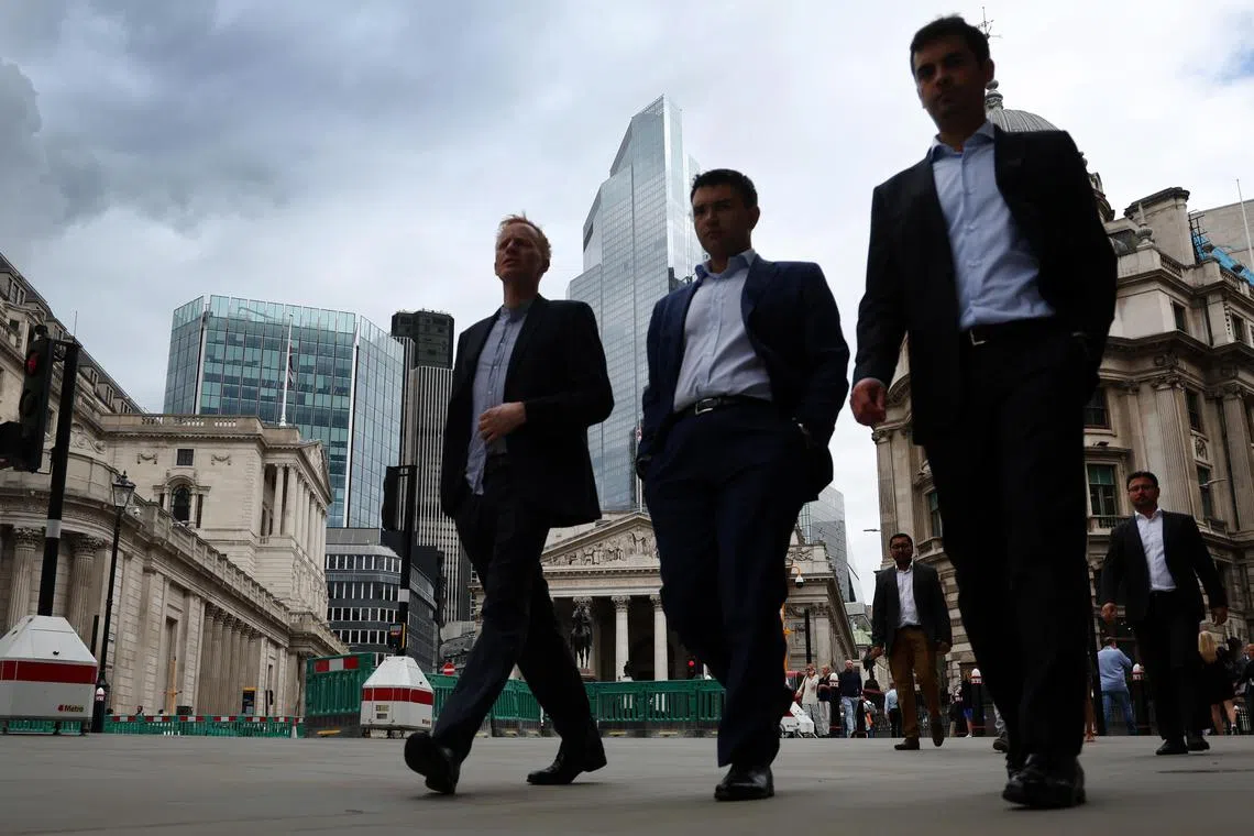 epa10856158 City workers in London, Britain, 12 September 2023. UK wage growth has increased at a record rate, increasing pressure on the Bank of England (BoE) to rise interest rates  to curb inflation. British wages were 7.8 percent higher than a year earlier in the three months to July, according to the latest labour market report from the Office for National Statistics (ONS).  EPA-EFE/ANDY RAIN