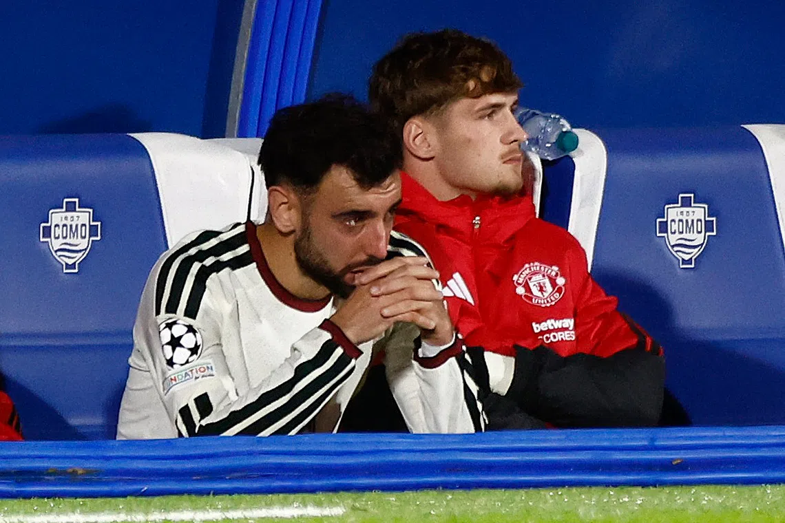 Soccer Football - UEFA Champions League - Como v Manchester United - Stadio Giuseppe Sinigaglia, Como, Italy - October 21, 2026  Manchester United's Bruno Fernandes looks dejected after being substituted REUTERS/Alessandro Garofalo
