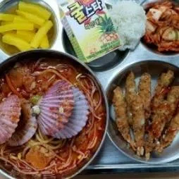 Staffing issues threaten the quality of South Korea's universal free school lunch system.