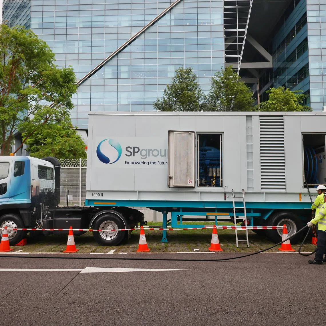 ST20250124_202581300270/gcdefence24/Gabrielle Chan/Jason Quah

SP Group staff demonstrating how they set up a mobile power generator on Jan 24, 2025. ST PHOTO: JASON QUAH