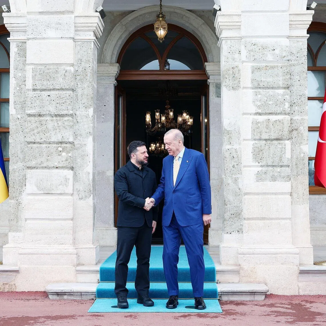 Turkish President Recep Tayyip Erdogan (right) welcoming Ukrainian President Volodymyr Zelensky to Istanbul on April 4.