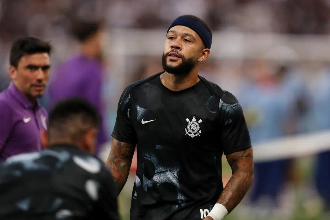 FILE PHOTO: Soccer - Paulista Championship - Semi final - Corinthians v Santos - Neo Quimica Arena, Sao Paulo, Brazil - March 9, 2025 Corinthians' Memphis Depay during the warm up before the match REUTERS/Carla Carniel/File Photo
