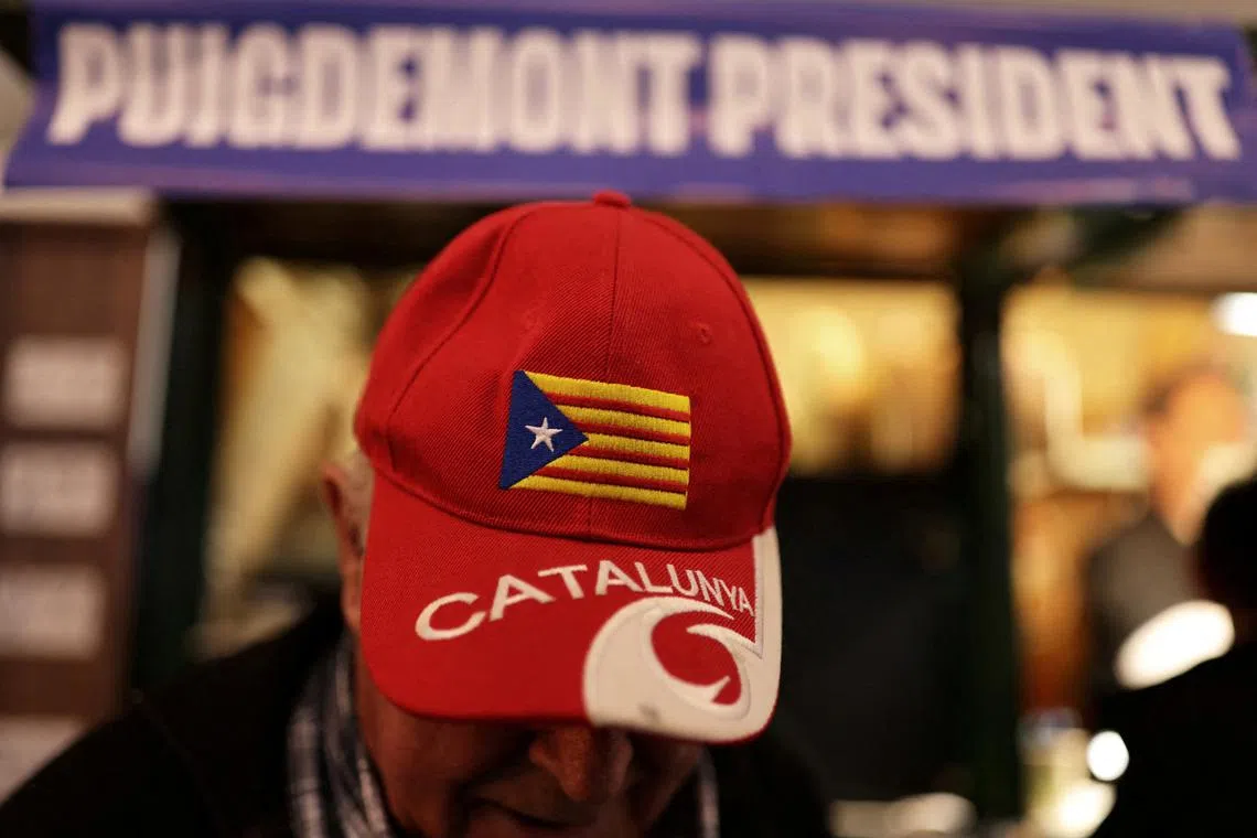 FILE PHOTO: A supporter of Catalan separatist leader Carles Puigdemont wears a cap with an Estelada (Catalan separatist flag) for his Junts Per Catalunya (Together for Catalonia) party rally, in the French town of Argeles-sur-Mer, France, May 7, 2024. REUTERS/Nacho Doce/File Photo