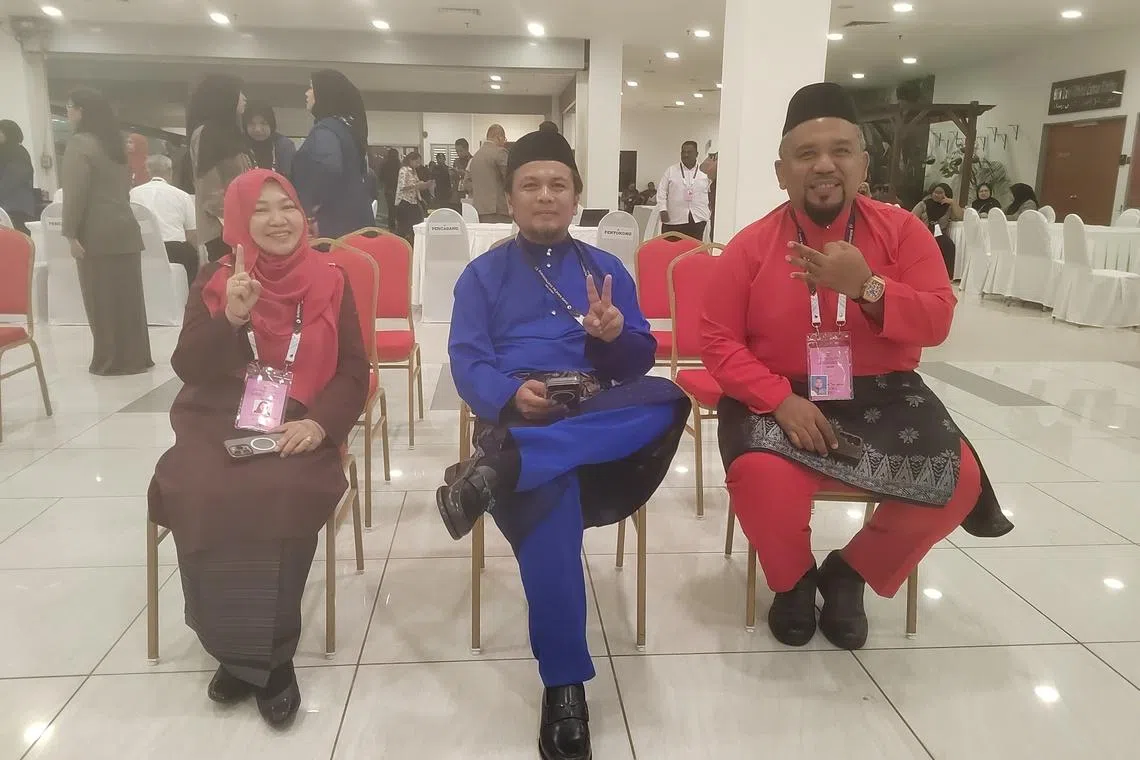 Lenggeng’s incumbent Mohd Asna Amin of BN-UMNO (centre) with his rivals Zarinna Abu Zarin of PH-Amanah (left) and Zool Amali Hussin of Bersatu at the nomination centre.