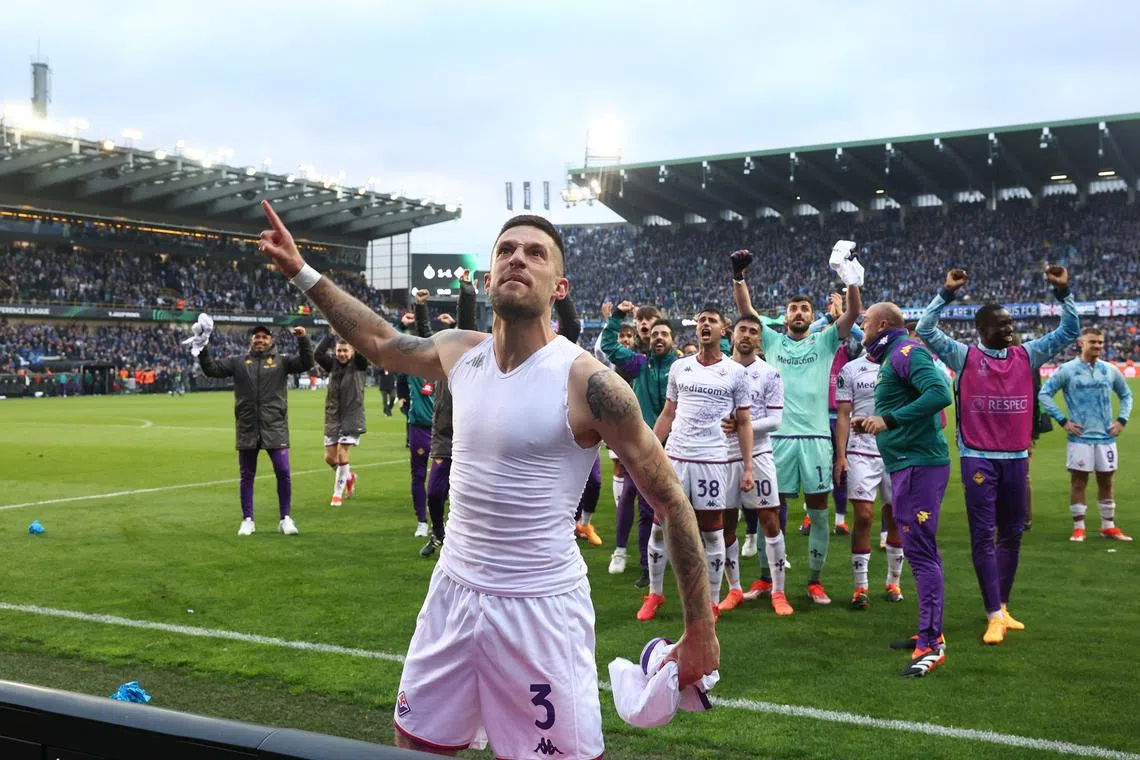 FILE PHOTO: Soccer Football - Europa Conference League - Semi Final - Second Leg - Club Brugge v Fiorentina - Jan Breydel Stadium, Bruges, Belgium - May 8, 2024  Fiorentina's Cristiano Biraghi with teammates celebrate after the match REUTERS/Yves Herman/File photo