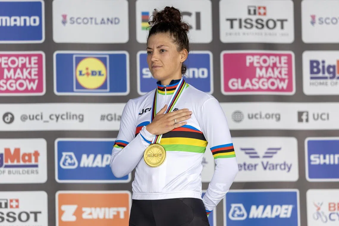 epa10793425 Gold medalist Chloe Dygert of the US celebrates on the podium after winning the Women Elite Individual Time Trial of the Road Cycling events at the UCI Cycling World Championships 2023 in Stirling, Britain, 10 August 2023.  EPA-EFE/ROBERT PERRY