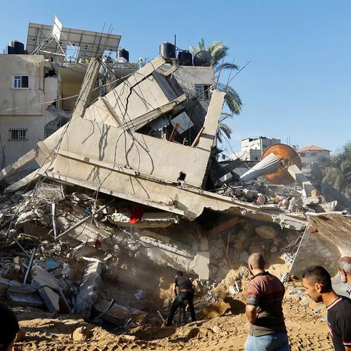 Palestinians search for casualties at the site of an Israeli strike on a house, in Khan Younis, in the southern Gaza Strip, October 21, 2023. REUTERS/Ibraheem Abu Mustafa